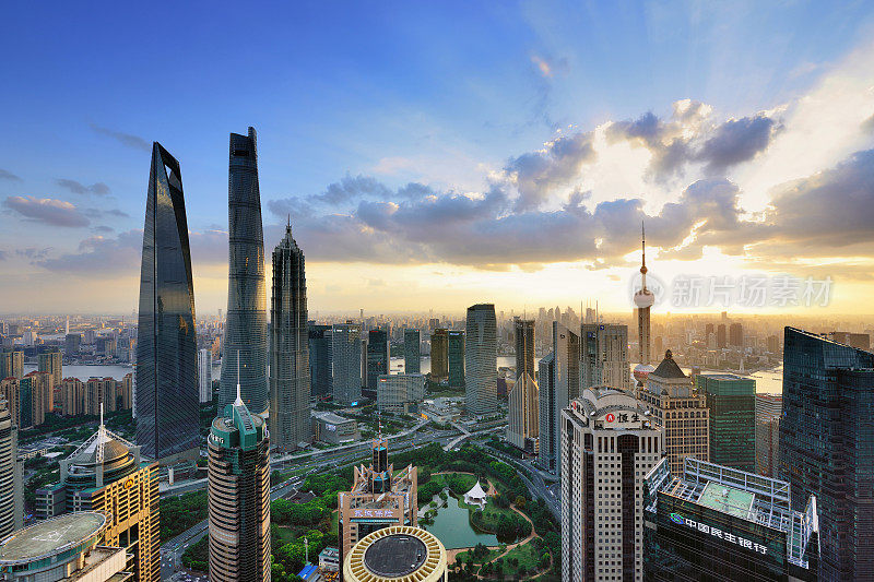 现代城市天际线日落，上海，中国