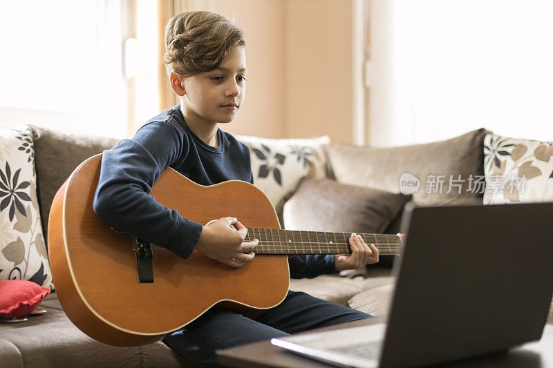 男孩在家在线上吉他课