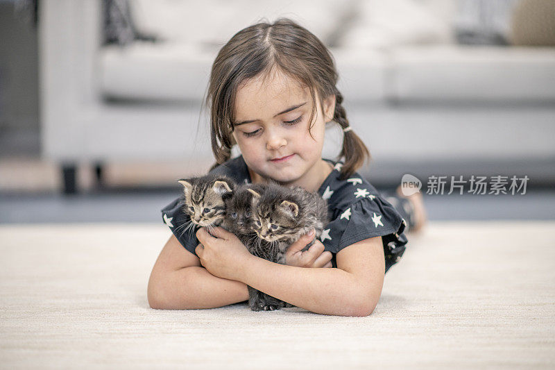小女孩和她的小猫们。