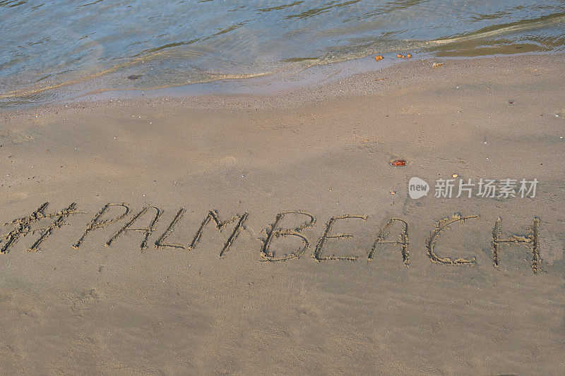 图片的标签标签写在阳光沙滩上棕榈滩的单词写在海边的沙子，Palolem海滩，印度果阿，概念社交媒体照片手写在金色的沙子与现代标签前缀