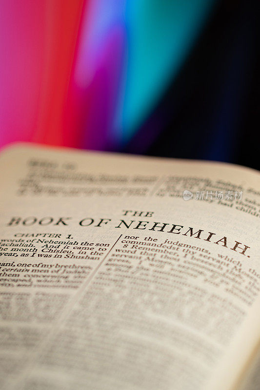 近距离微距图像从圣经显示“尼希米书”页。背景颜色鲜艳