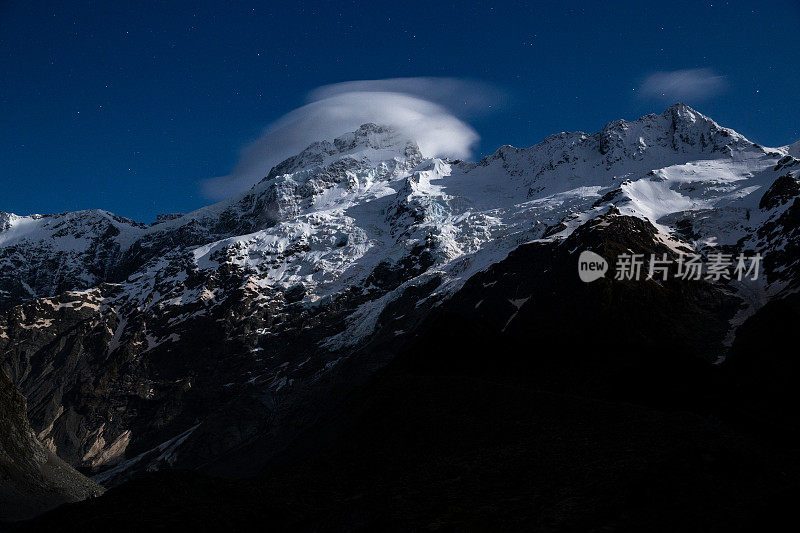 库克山上悬挂着令人印象深刻的透镜状云