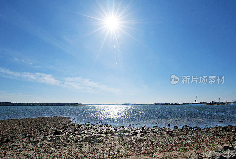 普尔海港与日出在海滩上漫步在侏罗纪海岸，英国，英国