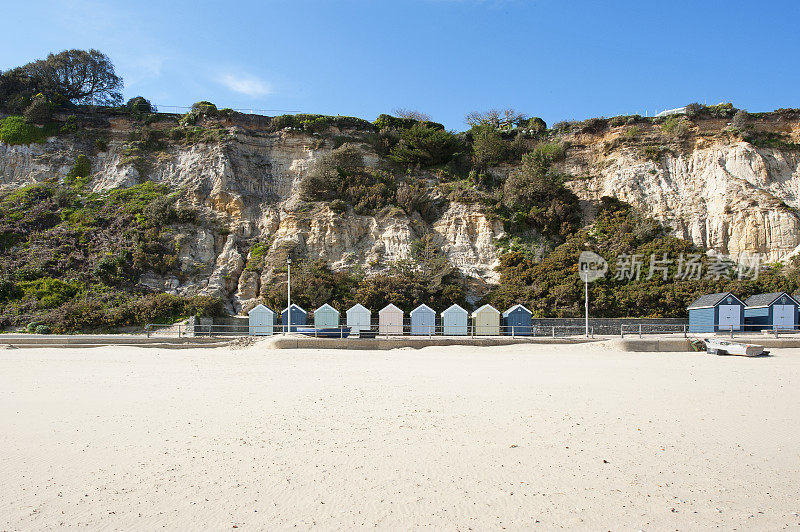 悬崖和海滩上的小屋漫步在英国的侏罗纪海岸