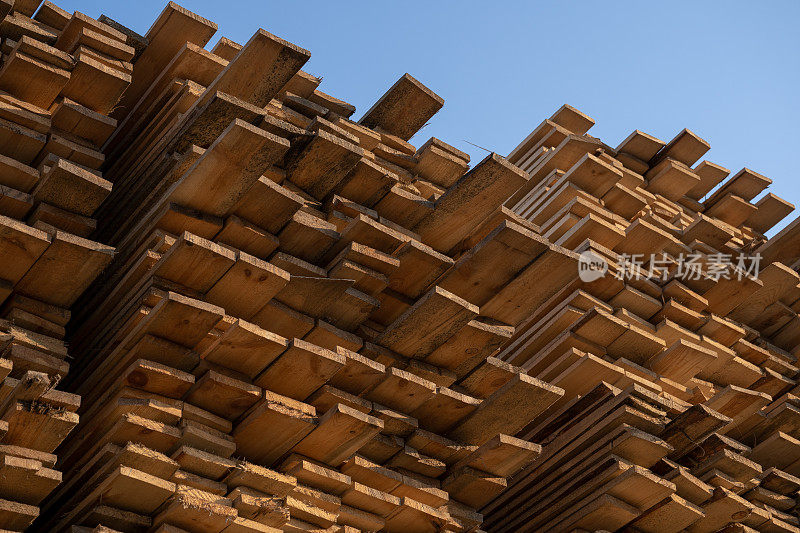 木板，木材，工业木材，木材。建筑工地上天然粗木板的松木。工业用材建筑材料