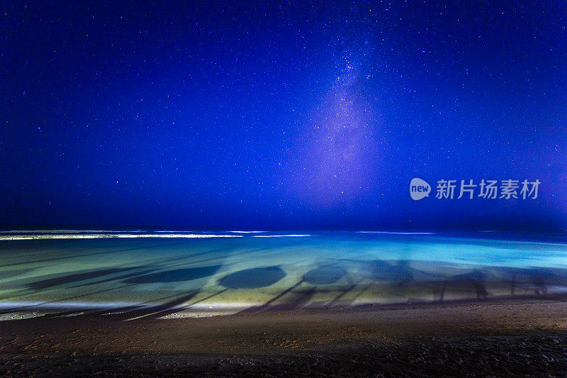 巴西巴伊亚的夜空和海滩星星景观上的银河系