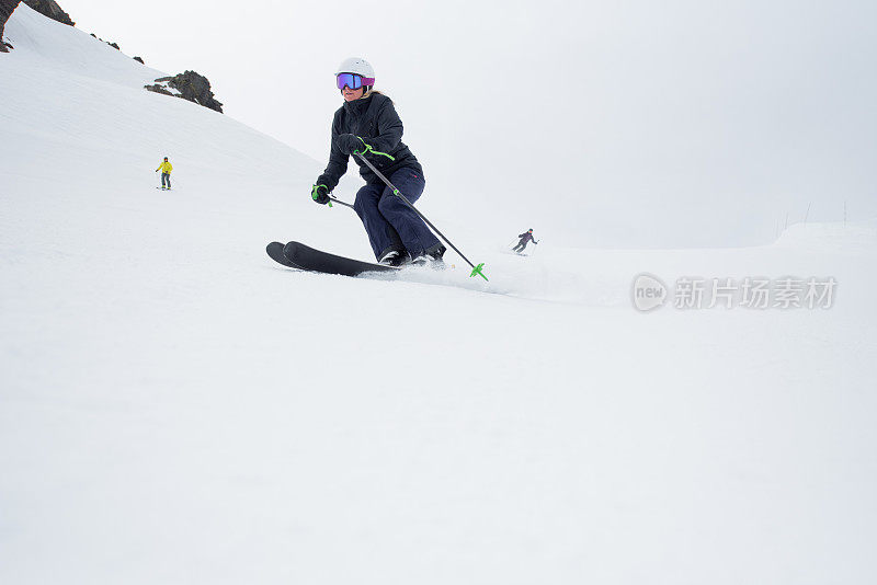 一群朋友一起滑雪