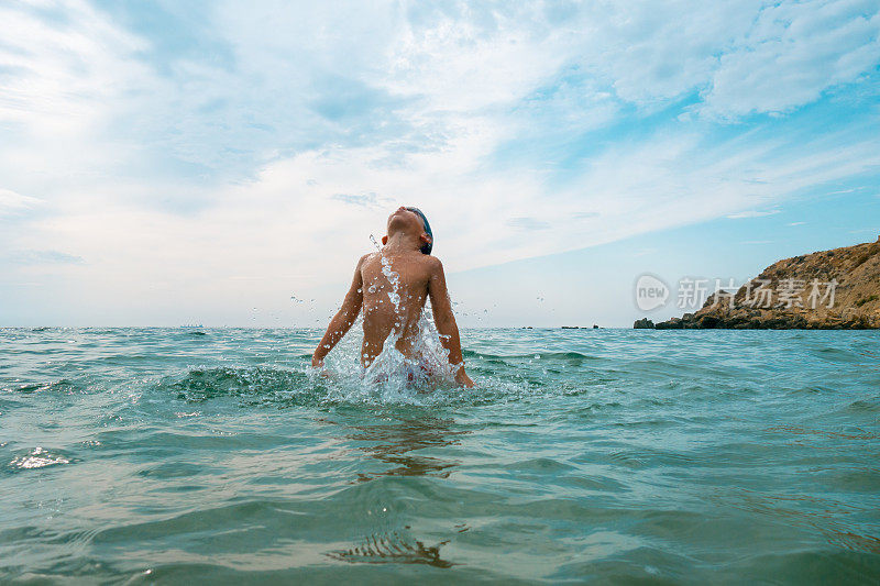 男孩夏天的乐趣在海上