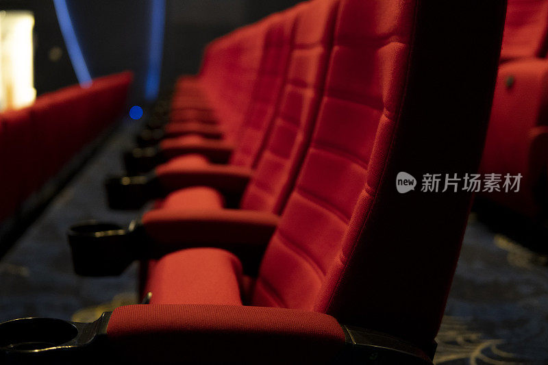 影院里舒适的红色数字座椅空着