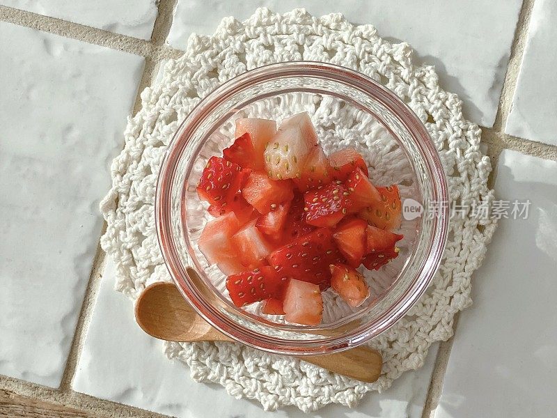 在小玻璃容器里切草莓