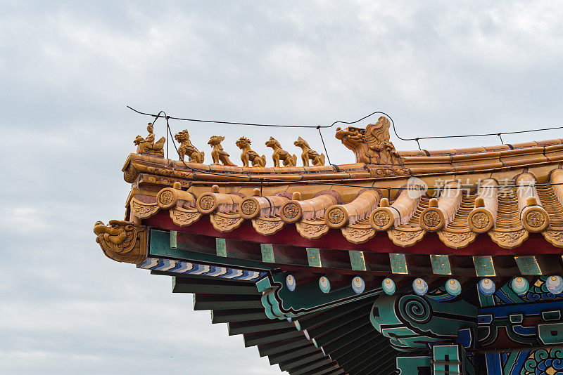 在中国北京紫禁城的古建筑屋檐上的野兽