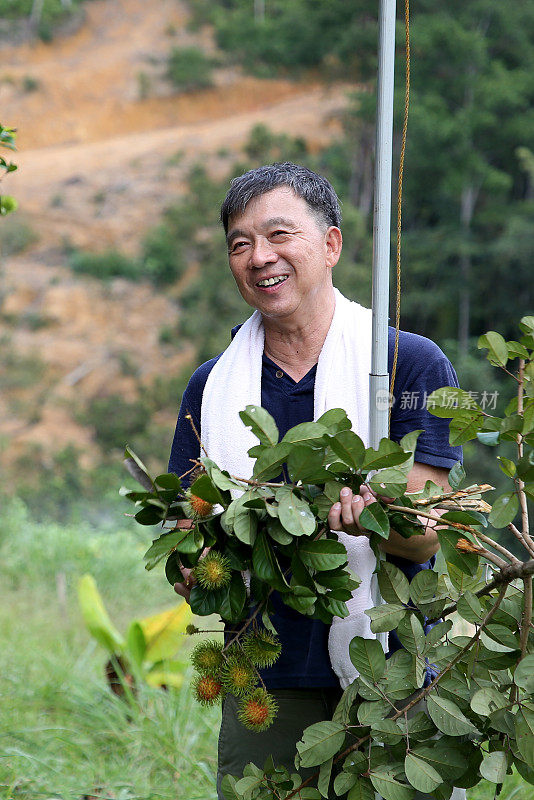 站在植物旁的女人肖像