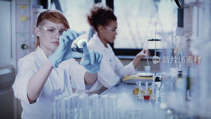 冠状病毒研究期间的女性团队。使用增强现实培养皿进行COVID-19检测
