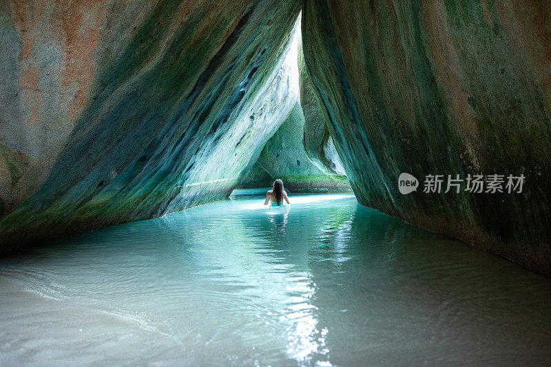 比基尼女人在洞穴浴场，处女戈达