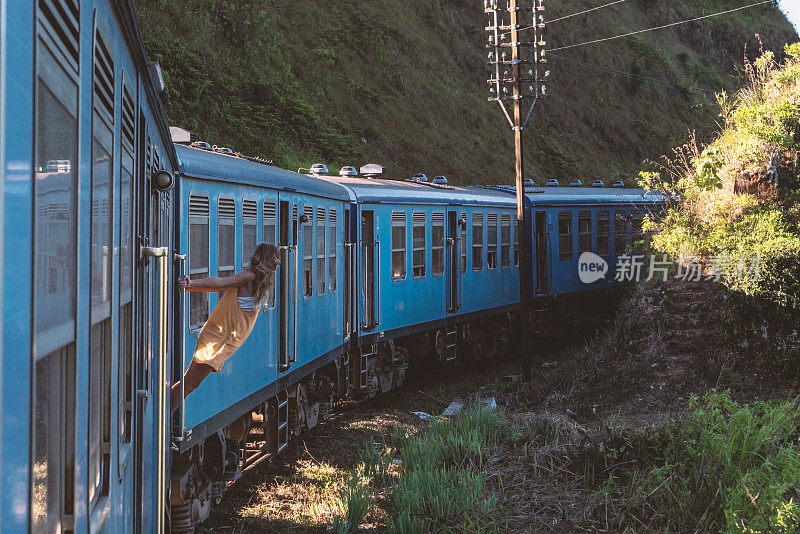 游客在斯里兰卡乘坐火车