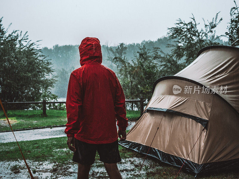 一名男子在露营时遭遇暴风雨