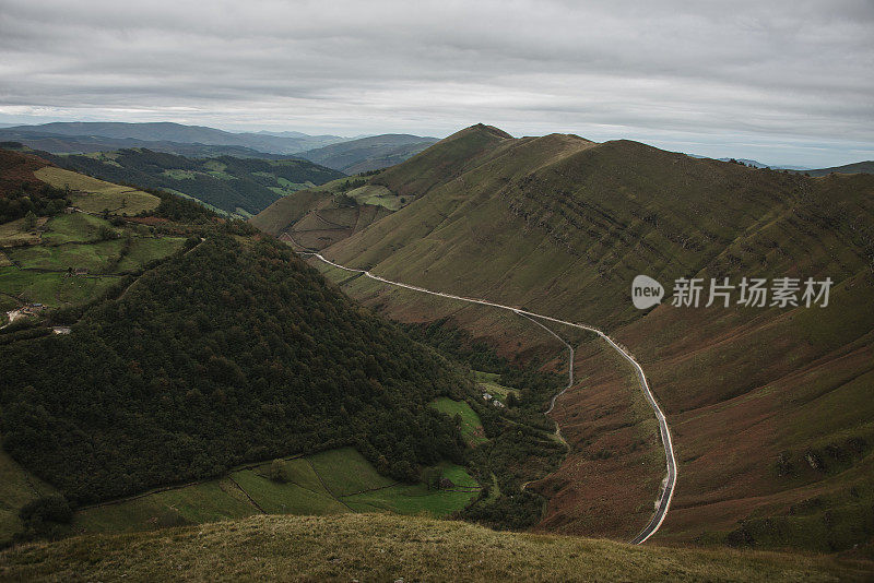 西班牙坎塔布里亚美丽的山景