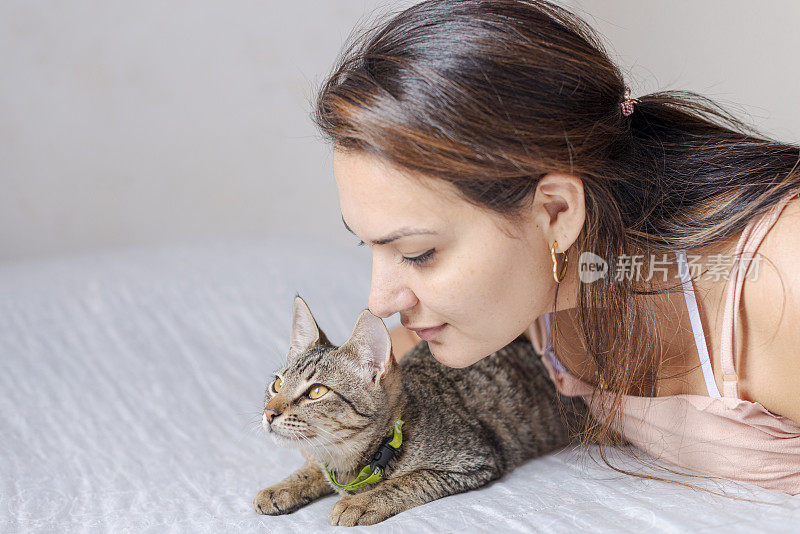 年轻女子和她的宠物猫