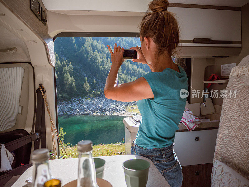 一个女人从她的房车上拍下了高山湖泊的照片