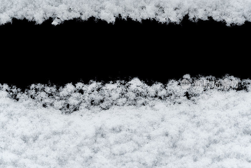 白色的雪在黑色的背景上