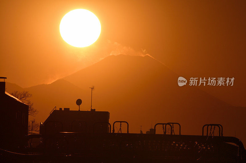 富士山的日落和日落后:从东京看