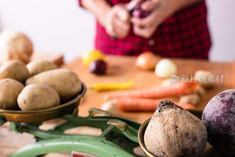 准备蔬菜汤，根菜