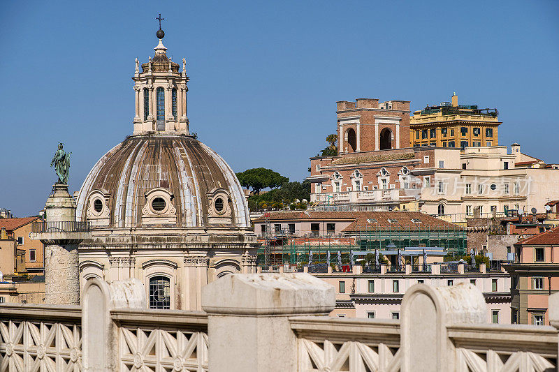 罗马历史中心的屋顶从圣坛的露台