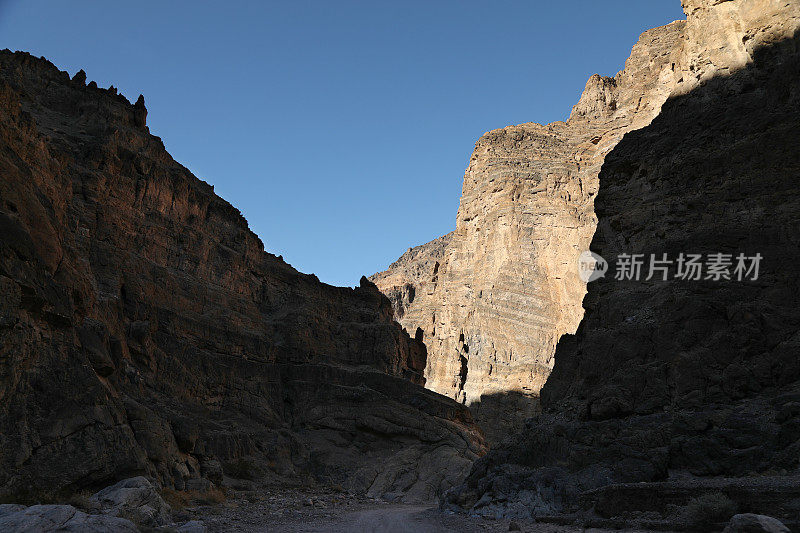 死亡谷狭窄峡谷的土路