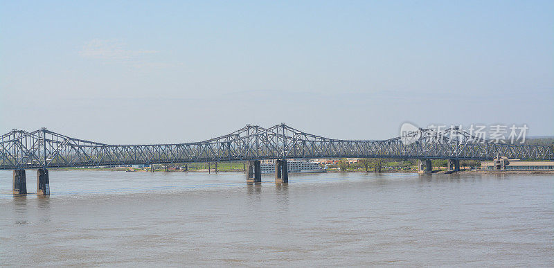 纳齐兹·维达利亚大桥横跨密西西比河。它是密西西比州最高的桥