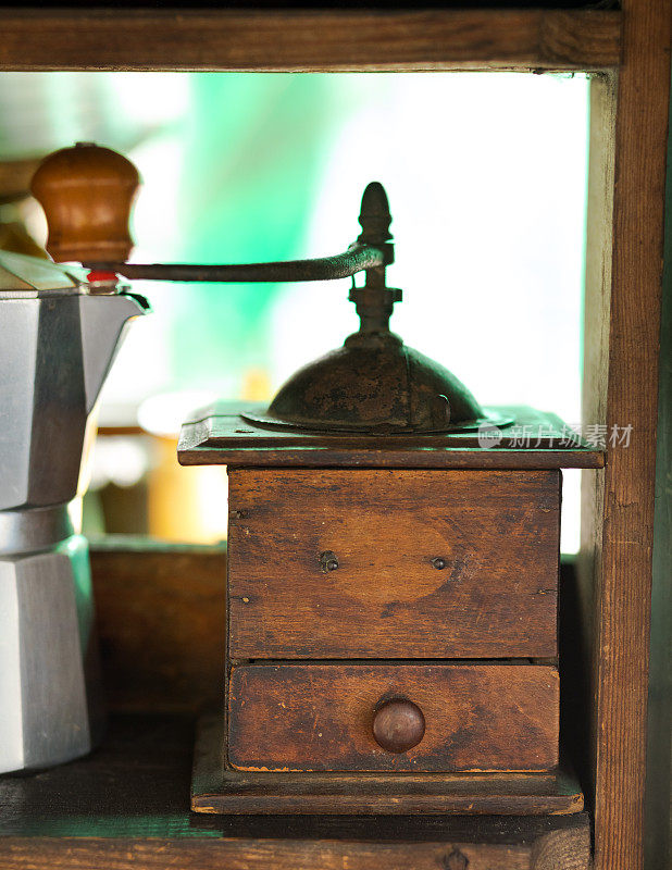 老式木制咖啡研磨机