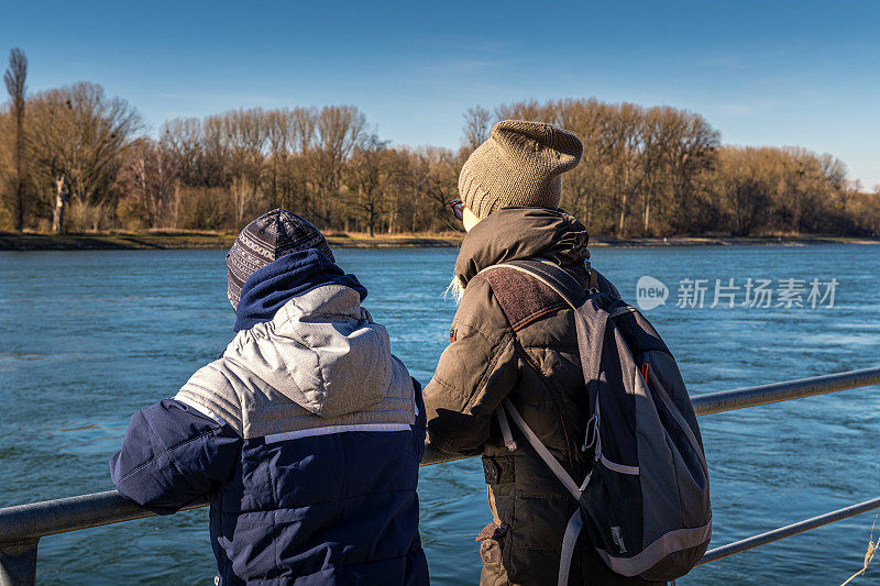 女人和儿子望着莱茵河