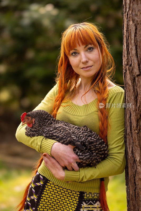 年轻漂亮的女人住在一个农场，拿一只鸡作为宠物