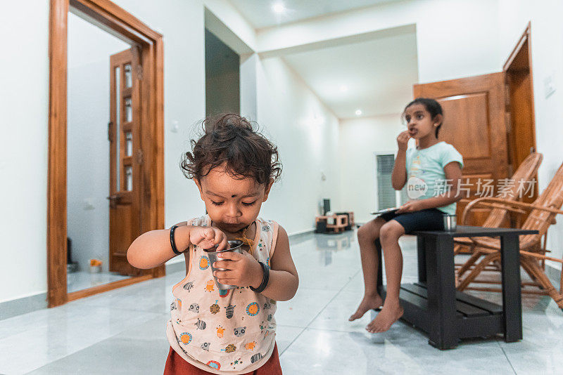 孩子们在家里吃零食