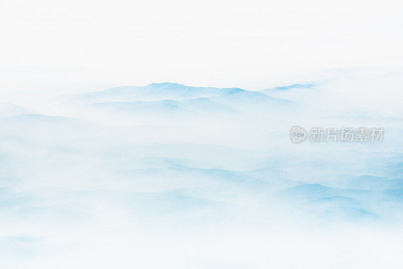 鸟瞰图，远处的山脉在晨雾中层层绵延。冥想和禅宗景观。