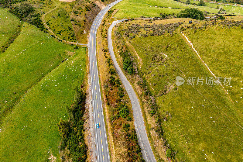 拉姆斯登-迪普顿公路和牧场视图，公路旅行在约瑟夫维尔，南岛，新西兰州公路6号