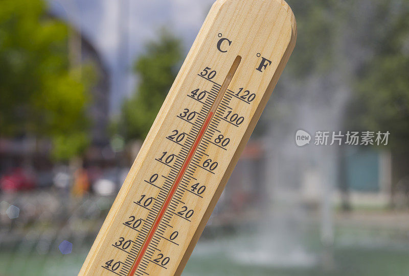 在炎热阳光明媚的夏天，温度为华氏一百度