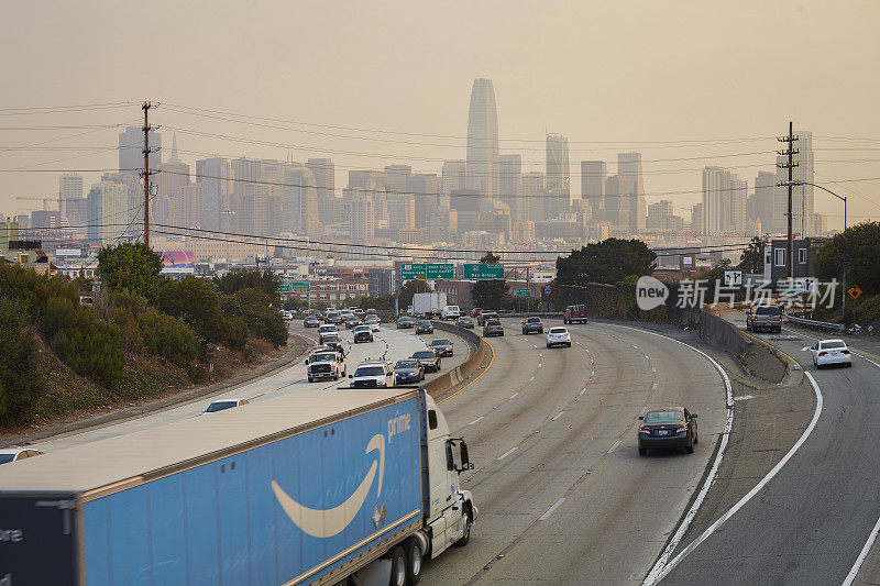亚马逊卡车驶近旧金山