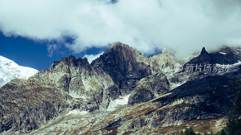 陡峭的山边。雄伟的阿尔卑斯山峰