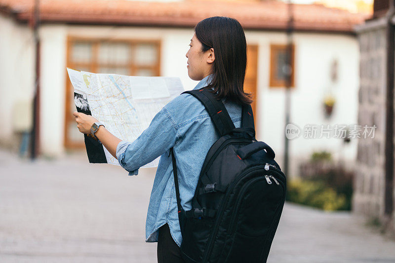 女游客正在看城市地图