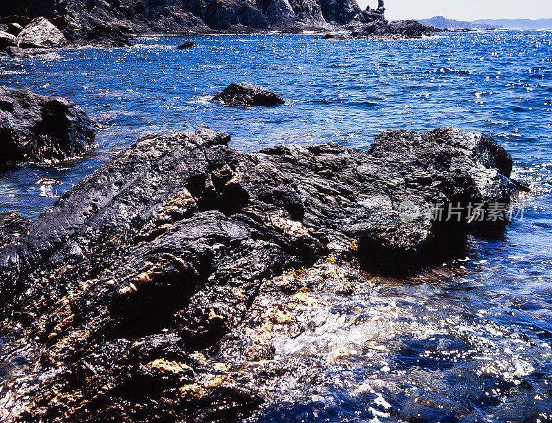 靠近岩石海岸，Hyères，法国