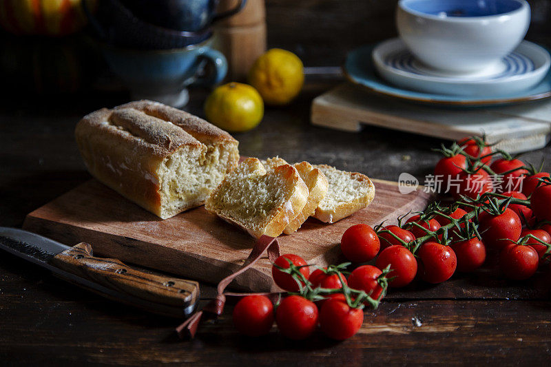 餐桌上摆放着自制的蛋糕和圣女果