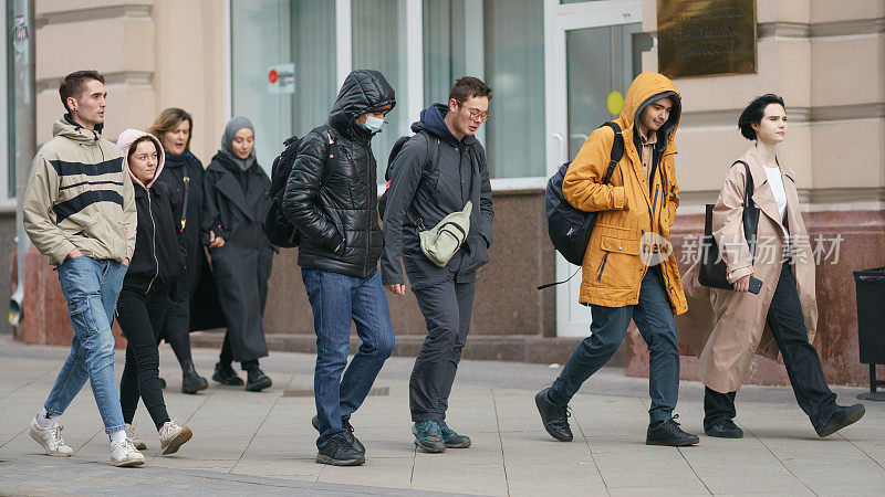 莫斯科街头的人们在秋天