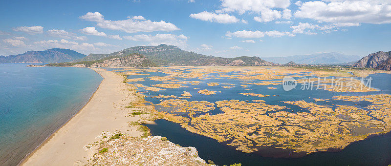 无人机全景Iztuzu海滩和Dalyan三角洲在Mugla，土耳其