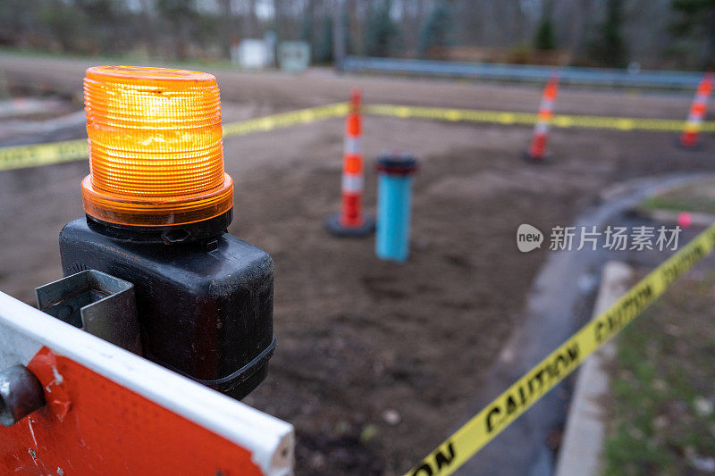 黄色警戒线和琥珀灯建筑区域