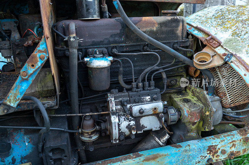 一台旧拖拉机的柴油发动机