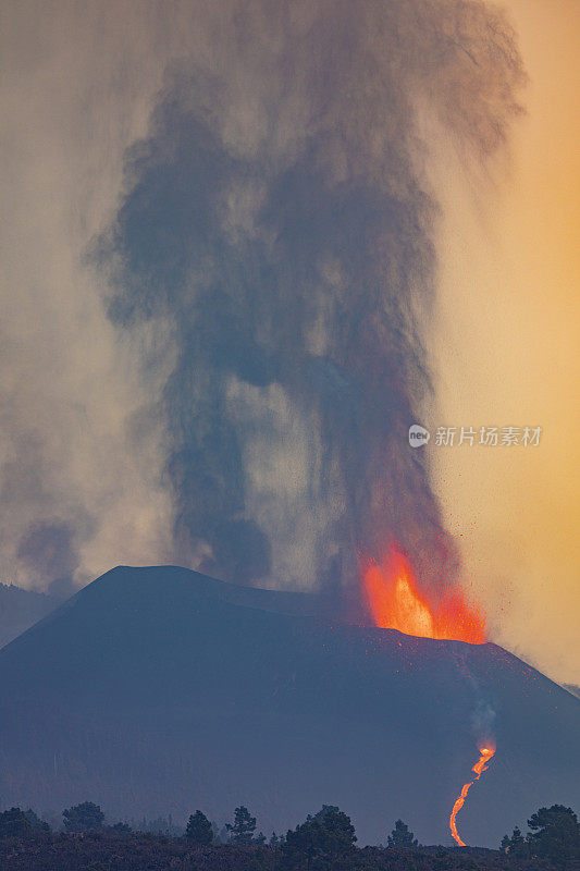 康伯利维亚火山爆发。火山锥和火山炸弹向黎明山移动，大量的气体和岩石形成垂直的双柱。