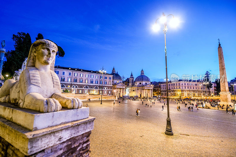 从罗马中心崛起的平西奥广场上看到的波波罗广场的夜景
