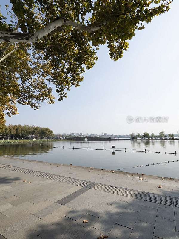 中国杭州西湖边的空长椅