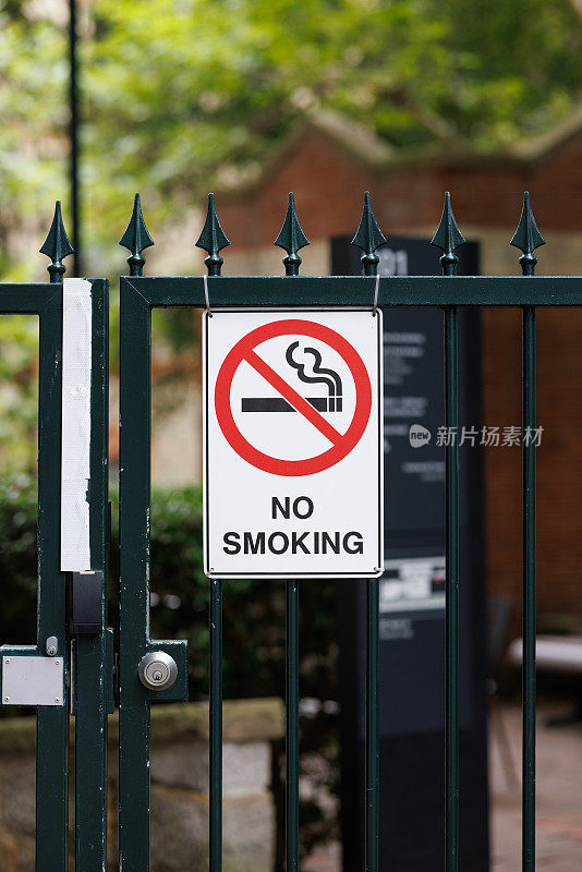 绿色金属栅栏上的“禁止吸烟”标志
