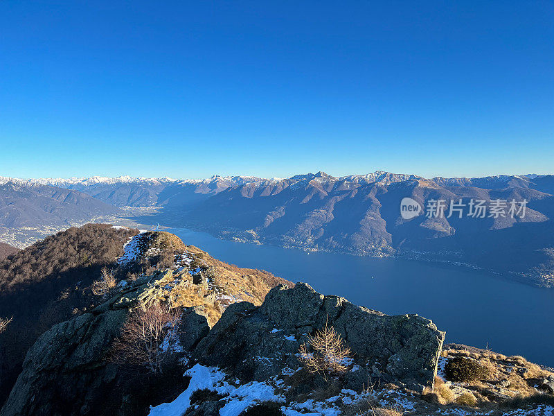 冬天从山顶俯瞰湖景